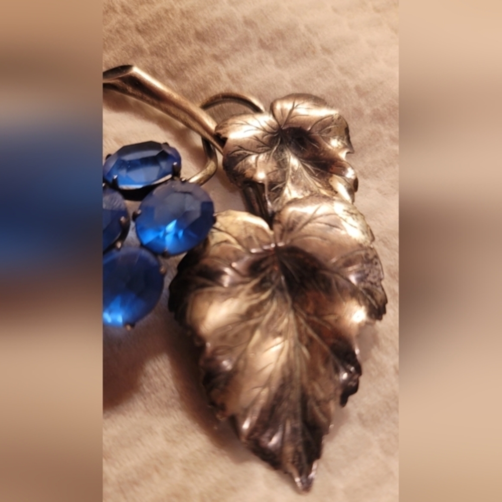 Vintage‎ Sterling Silver Brooch With Blue Glass Grapes - Picture 4 of 13